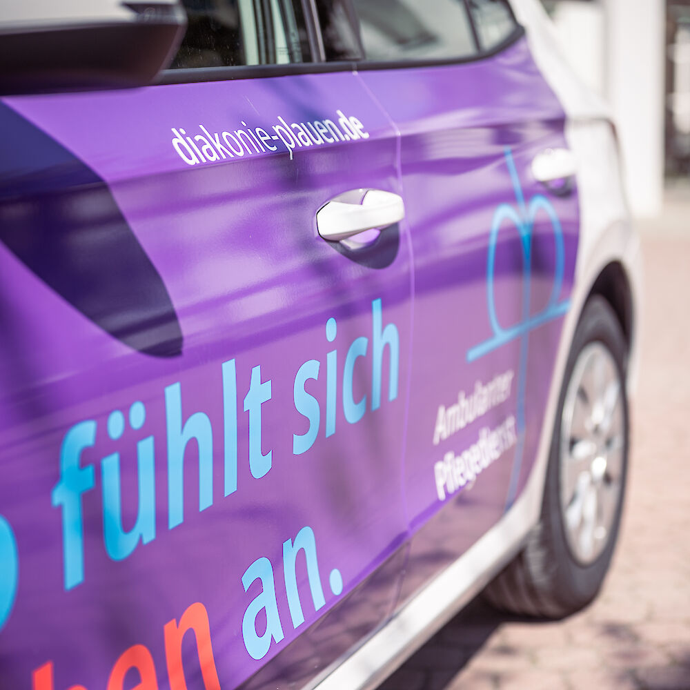 Autobeschriftung mit dem Fokus auf den Slogan 