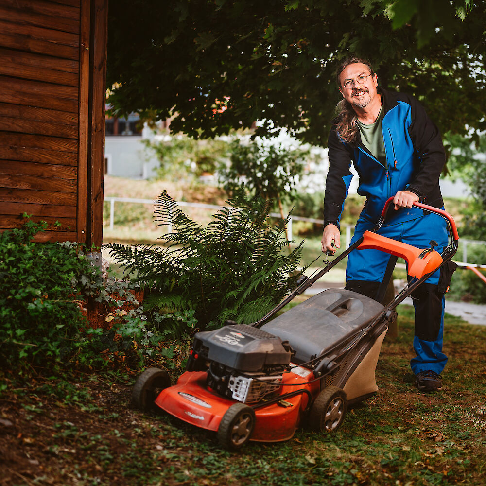 Mitarbeiter beim Rasenmähen