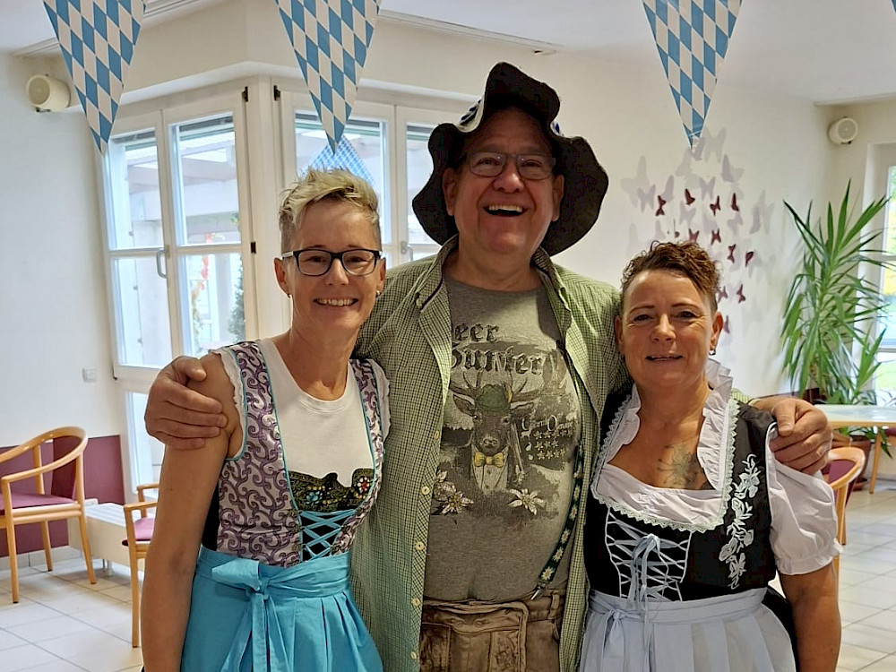 Gruppenbild dreier Personen mit Dirndl und bayrischer Tracht