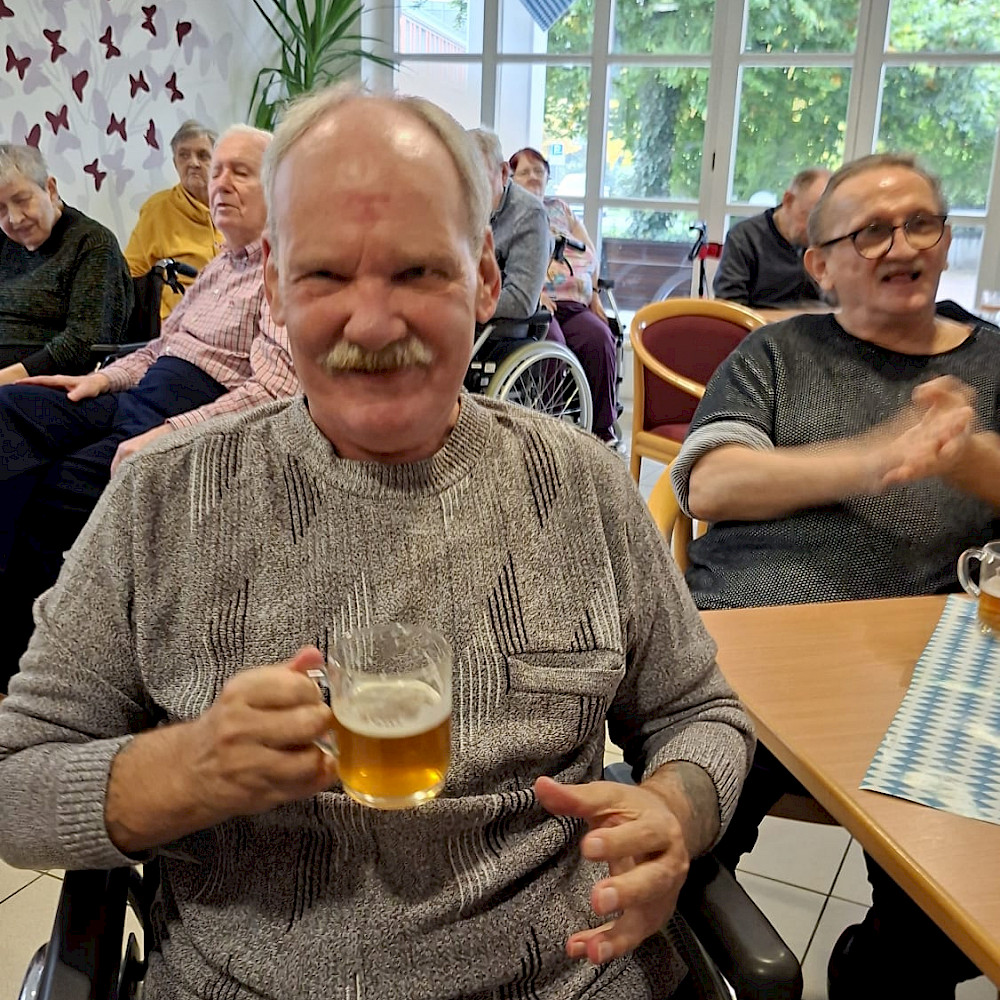 Bewohner feiern das Oktoberfest. Sie stoßen mit Bier an.