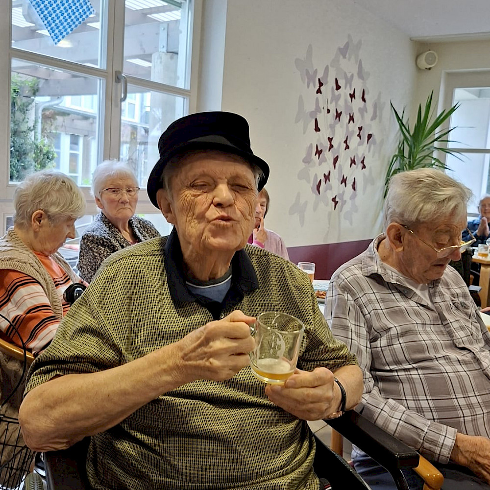 Bewohner feiern das Oktoberfest. Sie stoßen mit Bier an.