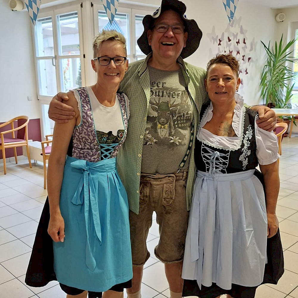 Gruppenbild dreier Personen mit Dirndl und bayrischer Tracht.