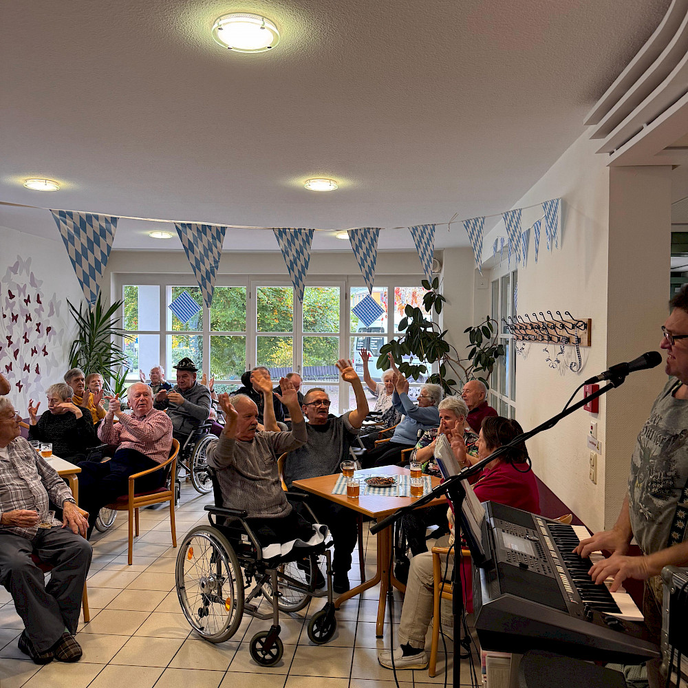 Bewohner feiern das Oktoberfest. Sie hören der Musik zu, tanzen und heben die Hände nach oben.